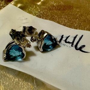 These are 14K earrings wiht sapphire  they are almost new, this is white gold